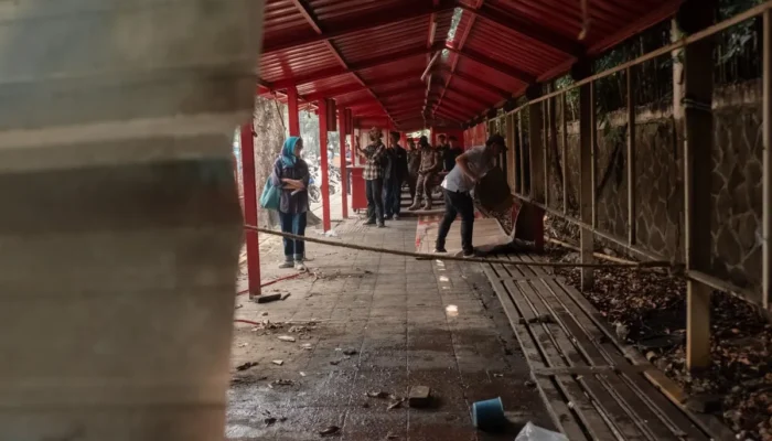 Satpol PP Kota Bandung membongkar puluhan lapakk PKL dan bangunan liar di Jalan Hasanudin serta Jalan Surya Kencana, Kamis, 1 Oktober 2026./ DISKOMINFO KOTA BANDUNG