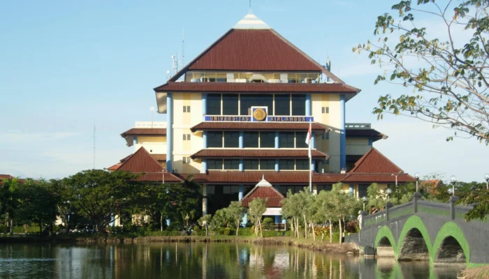 Ini 9 Kampus Peringkat Terbaik Versi THE WUR 2027, Unair Teratas di Jawa Timur! Kampus Universitas Airlangga di Surabaya yang menempati peringkat nasional tertinggi di Jawa Timur versi THE WUR 2027