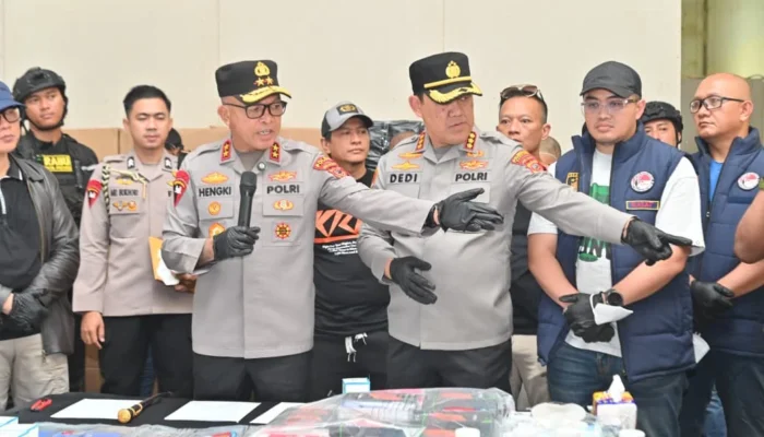 Polisi Bongkar Pabrik Tramadol, Hexymer Ilegal di Bandung, Produksi Capai 8 Juta Butir per Hari Kapolda Jawa Barat Irjen Pol. Hengki saat menunjukan barang bukti yang disita. (Foto:Humas).