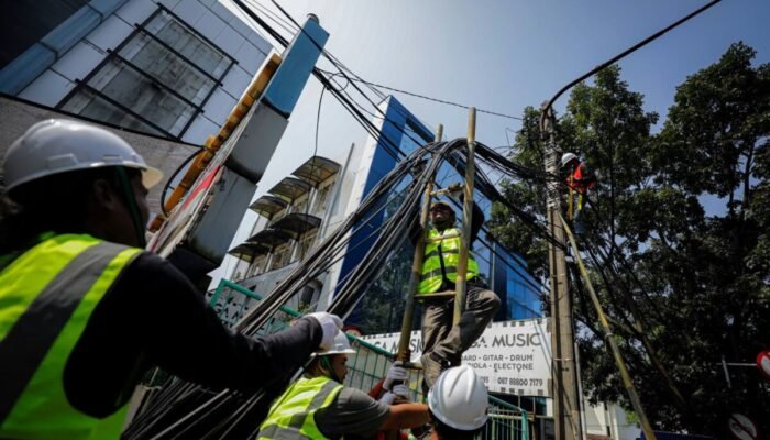 Internet Warga Bandung Masih Gangguan, Operator Diberi Waktu 14 Hari untuk Berbenah Penataan kabel udara di Kota Bandung dalam program pembenahan jaringan telekomunikasi.(Foto: Humas Bandung)