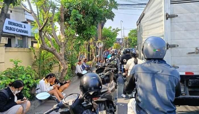 Kelangkaan BBM di Bali mengganggu usaha rental kendaraan. Sejumlah motor dan mobil wisata ditinggalkan, sementara Pertamina menambah pasokan BBM. (Foto: kompas.com/Ni Ketut Sudiani)