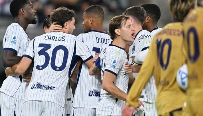 Bek Inter Milan, Carlos Augusto, merayakan gol kedua timnya bersama rekan-rekan setimnya dalam pertandingan sepak bola Serie A Italia antara Bologna dan Inter Milan di Stadion Renato Dall'Ara, Bologna, pada 17 Oktober 2026.(AFP/STEFANO RELLANDINI)