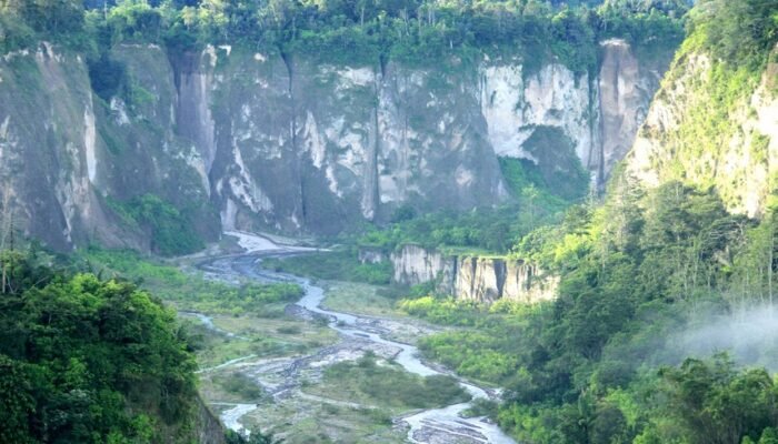 Menikmati Wisata ngarai sihanok di Bukit Tinggi yang Dibangun Pemuda Menikmati Wisata ngarai sihanok di Bukit Tinggi yang Dibangun Pemuda - Indonesia kaya.com