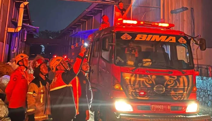 Petugas Damkar Purwakarta mengoperasikan armada pemadam saat menangani kebakaran. (Foto: pikiran Rakyat.com)