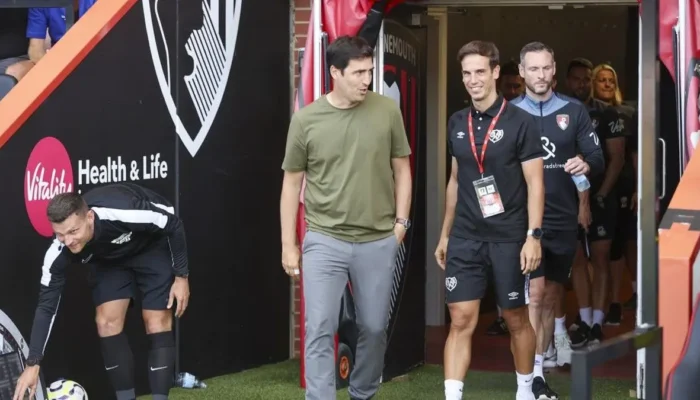 Liverpool Vs Villarreal: Iraola Hadapi Mantan Asisten yang Kini Jadi Rival Momen ketika Andoni Iraola masih melatih Bournemouth dan Inigo Perez menangani Rayo Vallecano. (Foto: AFC Bournemouth melalui Getty Images/Robin Jones - AFC Bournemouth)