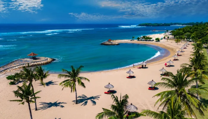 Bukan Cuma Bali, Pantai Indonesia Ini Masuk Daftar Terbaik Asia 2026 Pemandangan pantai Nusa Dua di Bali dengan pasir putih dan air laut biru. (Foto: yacht sourcing)