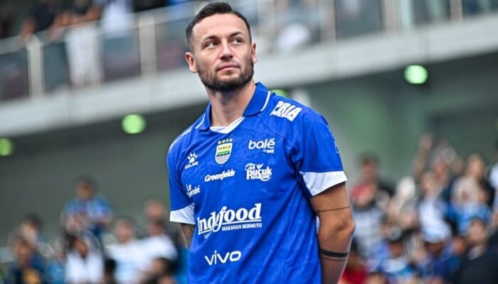 Marc Klok Keluhkan Fasilitas Persib, Thom Haye Bicara Sulitnya Jaga Kebugaran Marc Klok dan Thom Haye menjadi sorotan setelah membahas fasilitas pemulihan pemain Persib Bandung di tengah jadwal pertandingan padat.(Foto: Ileague)