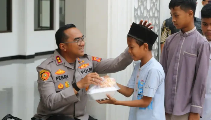 Hadirkan Kehangatan dan Kepedulian untuk Sesama, Kapolres Purwakarta Berbagi Usai Salat Jumat