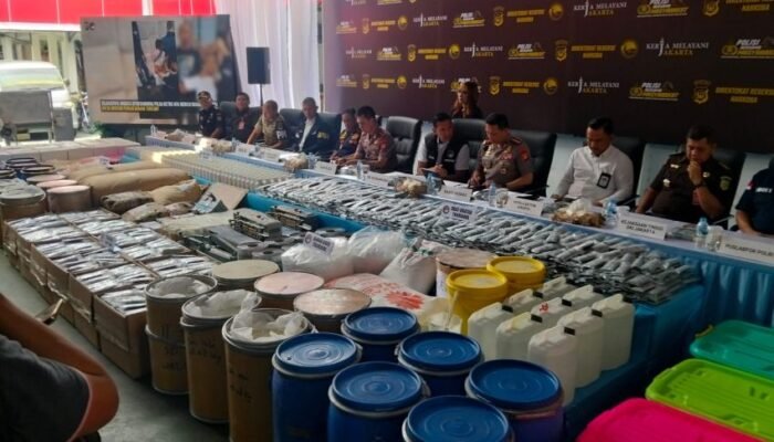 Polda Metro Bongkar Pabrik Tramadol di Sukoharjo, 7,8 Juta Pil Disita Pengungkapan kasus produksi obat keras ilegal tersebut disampaikan dalam konferensi pers di Ditresnarkoba Polda Metro Jaya. (Foto: Sinarpagginews.com)