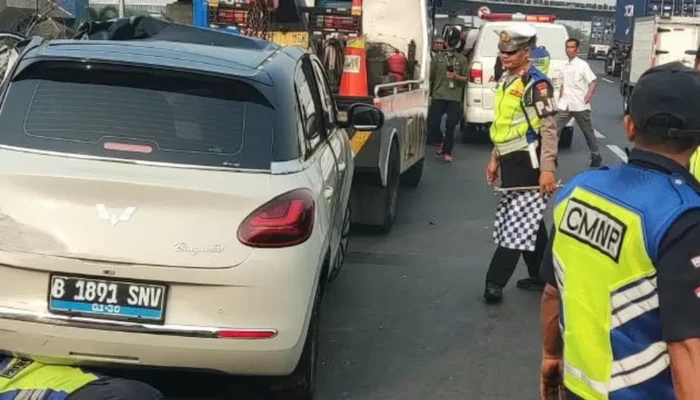 Kartu E Toll Jatuh, Mobil Listrik Tabrak Truk dan Bus Trans Jakarta di Tol Ancol kecelakaan lalu lintas yang melibatkan mobil listrik Wuling Binguo EV terjadi di perlintasan On Ramp Tol Ancol Barat. (Foto: TMC Polda Metro Jaya)