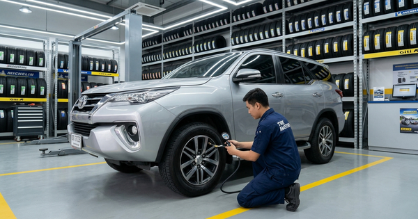 Cari Ban Mobil Ring 17? Simak Kisaran Harga Terbaru Mulai Rp700 Ribuan hingga Jutaan Rupiah Teknisi sedang memasang dan memeriksa harga ban mobil Ring 17 di bengkel resmi