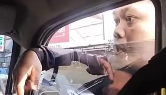 Tolak Beri Uang, Sopir Malah Dipalak dan Spionnya Dirusak di Cililin ksi seorang pria yang diduga memalak sopir mobil hingga berujung pemukulan dan perusakan kendaraan viral di media sosial. (Instagram @rabbaniprofesorkerudung)