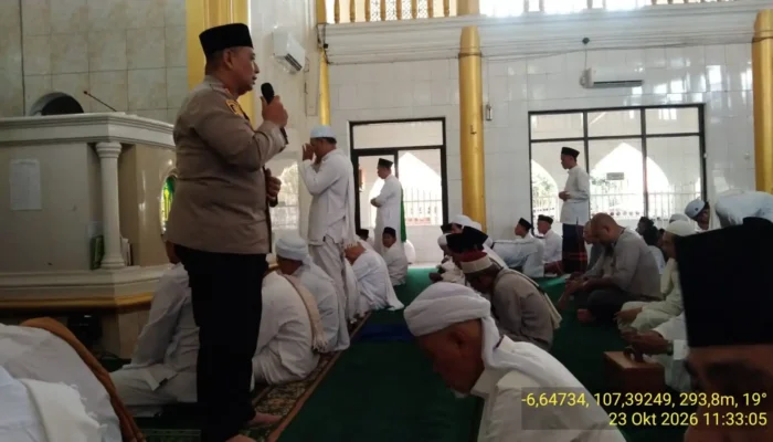 Melalui Jumat Keliling, Kapolsek Plered Perkuat Kedekatan Dengan Warga