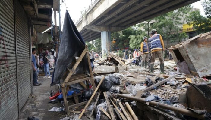 Pembongkaran mandiri 77 bangunan di kawasan Pasar Kiaracondong Bandung pada 12 Oktober 2026 - InfoBdg.com