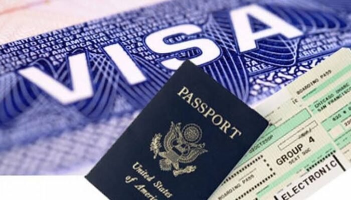 Ilustrasi dokumen paspor dan visa untuk perjalanan ke luar negeri. (Foto: harmony.com)
