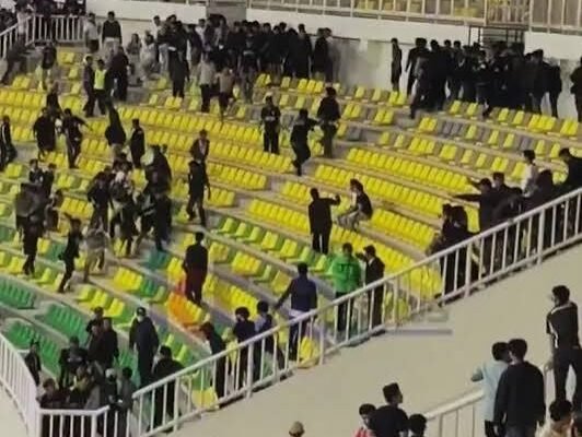 Saling Ejek Berujung Keributan Laga Persita vs Persija, 11 Orang Luka ! Keributan antar suporter terjadi saat laga Super League Indonesia 2026/2027 yang mempertemukan tim tuan rumah Persita Tanggerang melawan Persija Jakarta di Banten International Stadium Serang Sabtu 17 Oktober 2026 malam.(Foto: Istimewa)