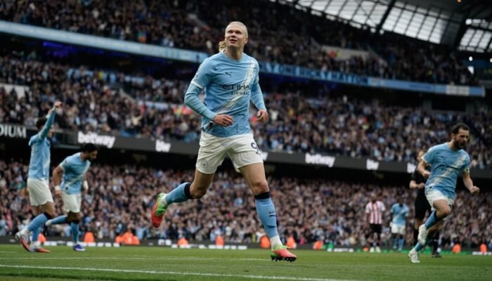 Meski Cedera, Haaland Berpeluang Perkuat Man City Jelang Laga Kontra AEK Athens Pemain Manchester City, Erling Haaland (tengah), berbicara dengan rekan-rekan setimnya setelah pemain PSG, Vitinha, mencetak gol ketiga timnya dalam pertandingan fase pembuka Liga Champions antara Manchester City dan Paris Saint-Germain di Manchester, Inggris, Kamis (15-10-20260 dini hari WIB. (Foto AP/Dave Thompson)