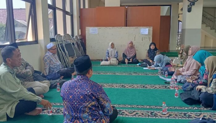 Jelang MTQ ke-48 Kabupaten Bandung, Penyuluh KUA Dapil 2 Mulai Seleksi Peserta Rapat koordinasi penyuluh KUA Dapil 2 Kabupaten Bandung untuk persiapan MTQ ke-48 dan Hari Santri Nasional 2026. (Foto: balebandung.com)