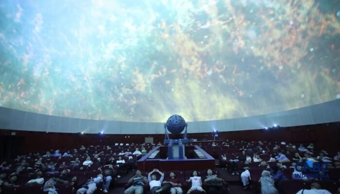 Catat! Jadwal Show Planetarium Jakarta dan Cara Mendapatkan Tiketnya Pertunjukan edukasi tata surya di Teater Bintang Planetarium Jakarta, Taman Ismail Marzuki