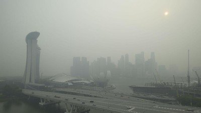 Singapura Peringatkan 10 Perusahaan RI soal Karhutla, Tembus Rp 28 Miliar! Singapura akan mengeluarkan peringatan ke perusahaan di Indonesia yang teridentifikasibertanggung jawab atas kebakaran hutan lahan di RI. (AFP/FELINE LIM).