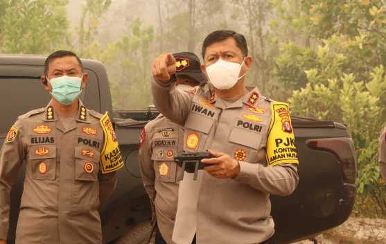 Karhutla, Titik Api Muncul Dekat Bandara Tjilik Riwut, Tim Gabungan Turun Tangan Pemadaman kebakaran lahan di dekat Bandara Tjilik Riwut Palangka Raya. (Foto: Dok. Polda Kalteng)